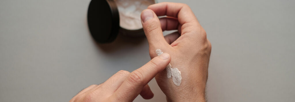 Dermascore – argile sur les mains – banner