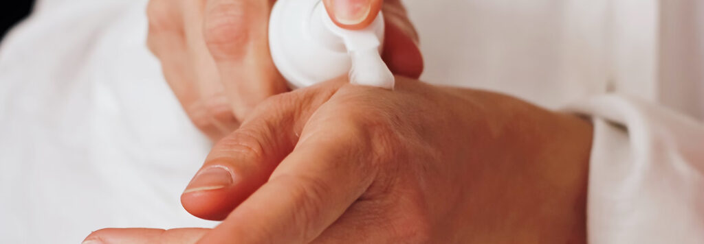 Dermascore – mousse sur la main