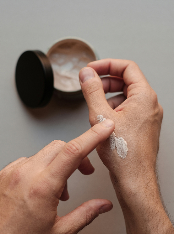 Dermascore – argile sur les mains